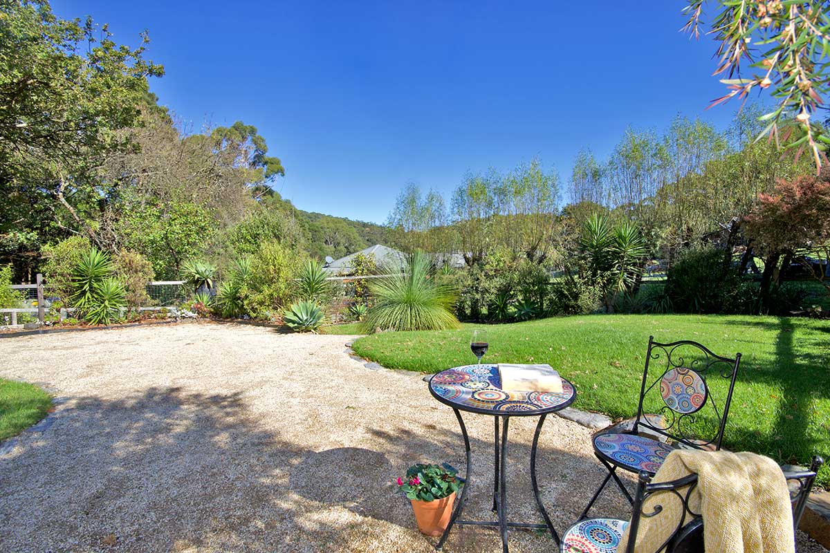 Lorne-Dreaming-back-yard-sitting-area